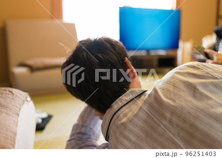 パジャマ姿の40代男性 パジャマ姿の40代男性 96251403