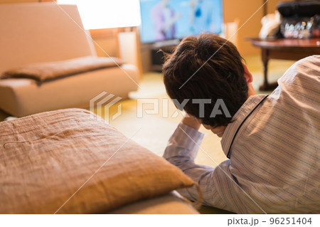 パジャマ姿の40代男性 96251404