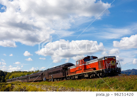 秋晴れの下を行くDD51ディーゼル機関車「DLやまぐち号」 秋晴れの下を行くDD51ディーゼル機関車「DLやまぐち号」 96251420
