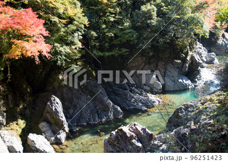 徳島県那賀町木頭　秋の那賀川と紅葉風景 96251423