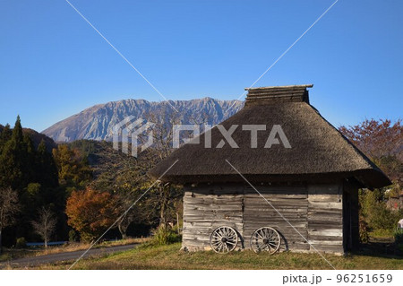 四季や方向により色々な顔を見せてくれる大山 96251659
