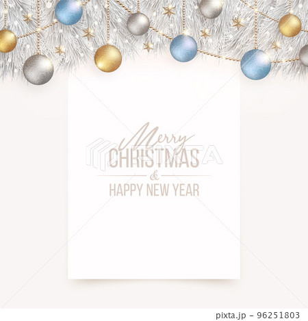 光輝く白銀のクリスマスツリーと、白無地のボード付き背景 光輝く白銀のクリスマスツリーと、白無地のボード付き背景 96251803