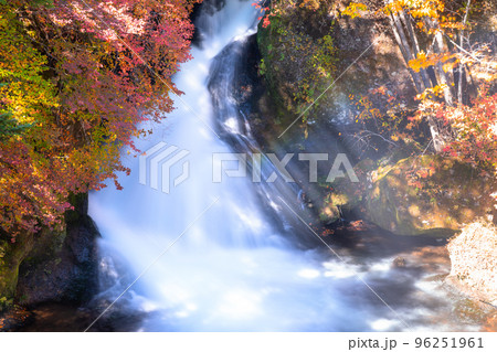 《栃木県》秋の竜頭の滝・紅葉最盛期 96251961
