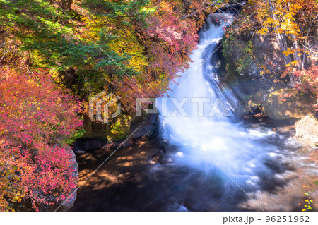 《栃木県》秋の竜頭の滝・紅葉最盛期 96251962