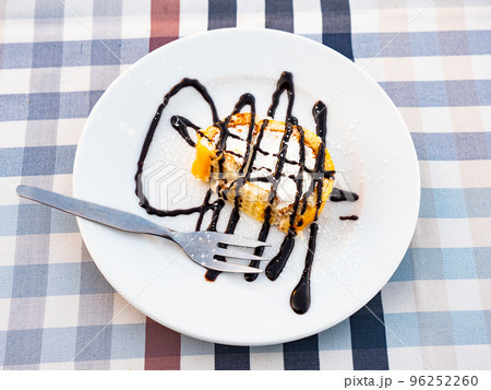 Delicious roll sponge cake with vanilla cream Delicious roll sponge cake with vanilla cream 96252260