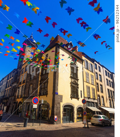 Street of French town and commune Riom during daytime 96252344