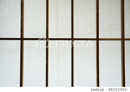 障子の格子と竹のすかしの障子紙2 96252450