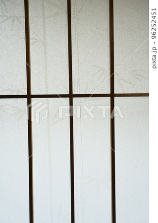 障子の格子と竹のすかしの障子紙3 96252451