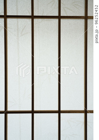 障子の格子と竹のすかしの障子紙4 96252452