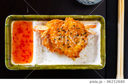 Fried prawns in tempura batter and sesame 96252680