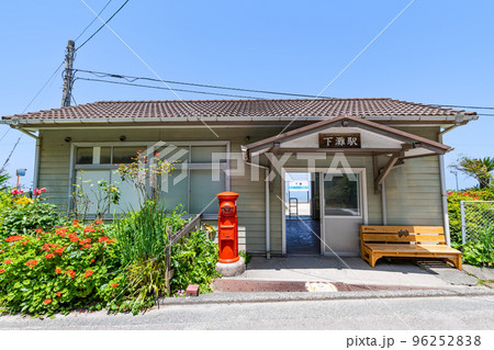 愛媛県伊予市　絶景スポットとしてお馴染みのJR下灘駅駅舎（2022年撮影） 96252838