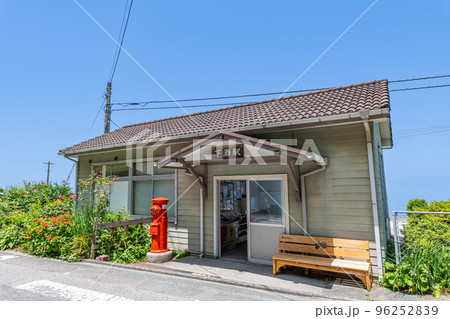 愛媛県伊予市　絶景スポットとしてお馴染みのJR下灘駅駅舎（2022年撮影） 96252839