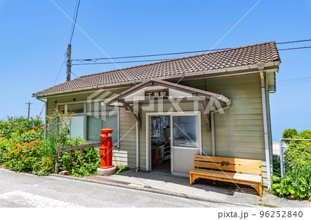 愛媛県伊予市 絶景スポットとしてお馴染みのJR下灘駅駅舎(2022年撮影) 愛媛県伊予市 絶景スポットとしてお馴染みのJR下灘駅駅舎(2022年撮影) 96252840