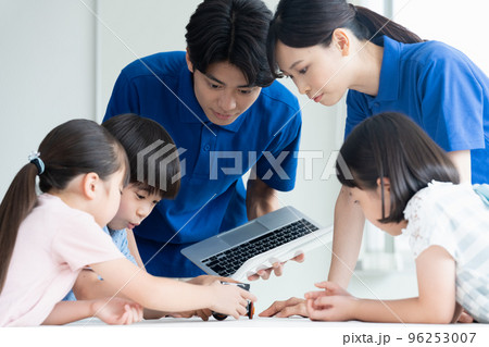 プログラミング学習をする小学生 96253007