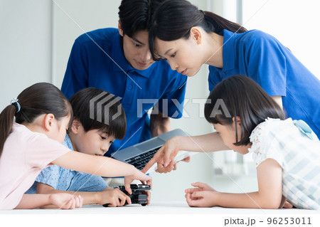 プログラミング学習をする小学生 プログラミング学習をする小学生 96253011