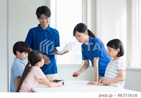 プログラミング学習をする小学生 プログラミング学習をする小学生 96253016