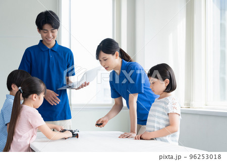 プログラミング学習をする小学生 プログラミング学習をする小学生 96253018