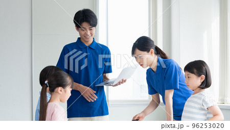 プログラミング学習をする小学生 96253020