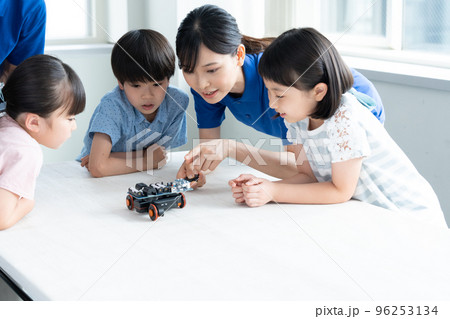 プログラミング学習をする小学生 96253134