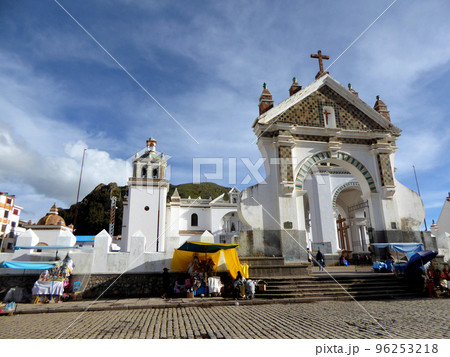 ボリビアの巡礼地コパカバーナ大聖堂 96253218