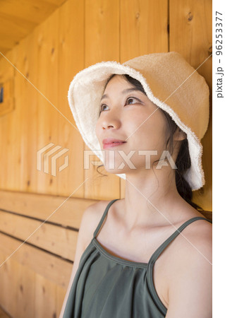 サウナに入る若い女性 ととのう　サウナハット 96253377