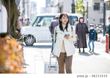 キャリーケースを持つ女性 trip キャリーケースを持つ女性 trip 96253439