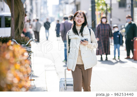 キャリーケースを持つ女性　trip 96253440