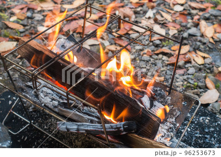 焚火(キャンプ・アウトドアイメージ) 96253673