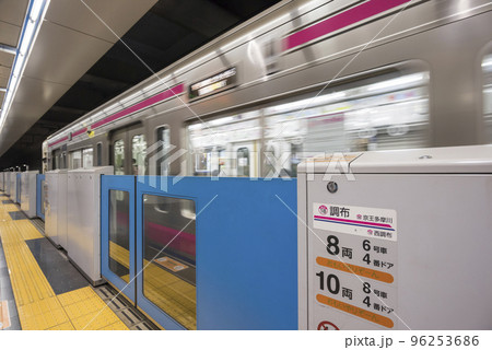 京王線 調布駅 駅 ホーム プラットホーム 京王新線 ホーム ホームドア 地下ホームの写真素材 [96253686] - PIXTA