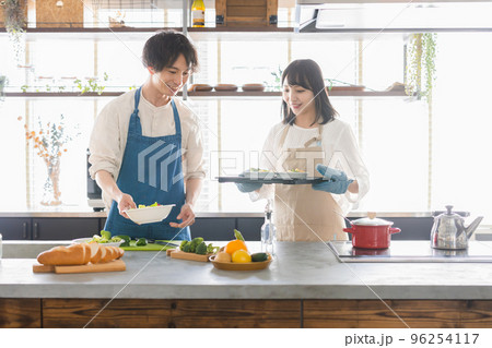 カップル 料理 ライフスタイル カップル 料理 ライフスタイル 96254117