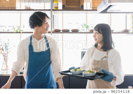 カップル 料理 ライフスタイル カップル 料理 ライフスタイル 96254118