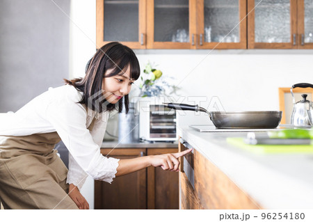 女性 料理 ライフスタイル 女性 料理 ライフスタイル 96254180