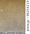 藁の入った古い土壁と石のテクスチャ 96254219