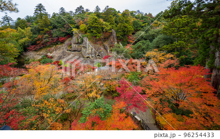717年に開創された白山信仰のお寺の紅葉風景｜石川県小松市那谷地区 96254433