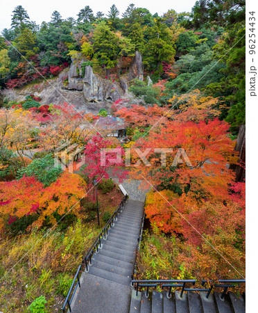 717年に開創された白山信仰のお寺の紅葉風景｜石川県小松市那谷地区 96254434