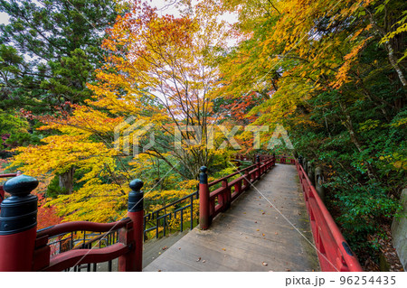 717年に開創された白山信仰のお寺の紅葉風景｜石川県小松市那谷地区 96254435