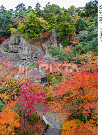 717年に開創された白山信仰のお寺の紅葉風景｜石川県小松市那谷地区 96254436