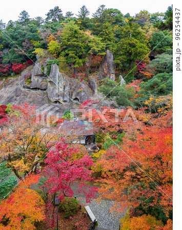 717年に開創された白山信仰のお寺の紅葉風景｜石川県小松市那谷地区 96254437