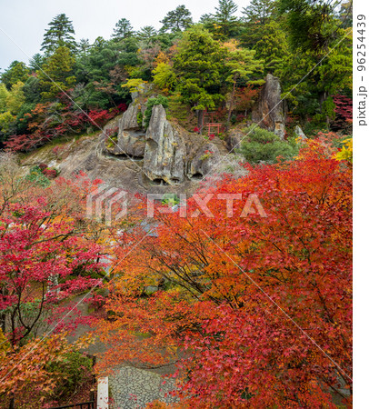 717年に開創された白山信仰のお寺の紅葉風景｜石川県小松市那谷地区 96254439