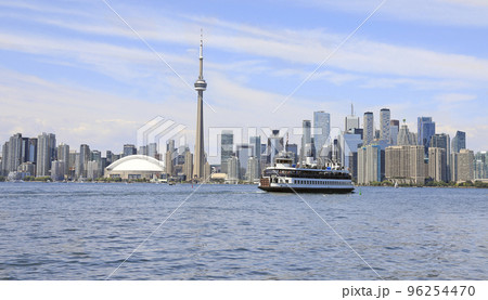 Toronto skyline and Ontario lake with ferry on the foreground 96254470