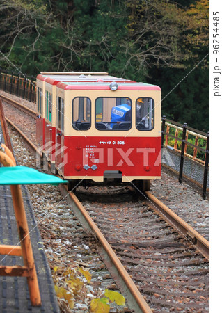 廃線になったJR三江線（現在は江の川鉄道）天空の駅　宇津井駅のホーム 96254485