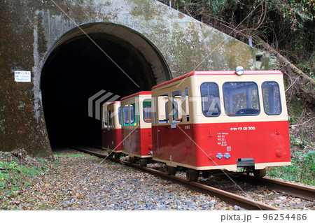 廃線になったJR三江線(現在は江の川鉄道)県境を越えて広島県側 柳原トンネル前にて 廃線になったJR三江線(現在は江の川鉄道)県境を越えて広島県側 柳原トンネル前にて 96254486