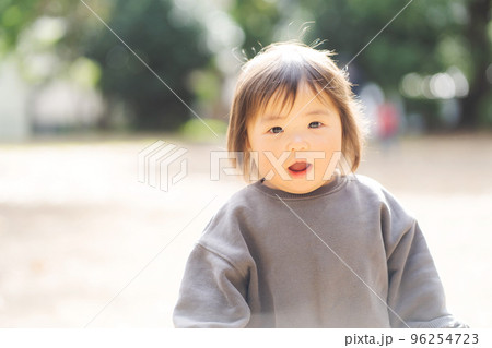 外遊びする赤ちゃん 外遊びする赤ちゃん 96254723