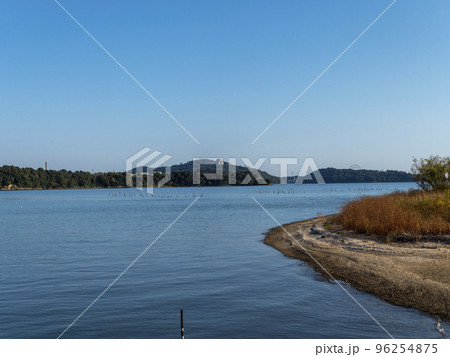 青空が広がる美しい浜名湖の風景 96254875