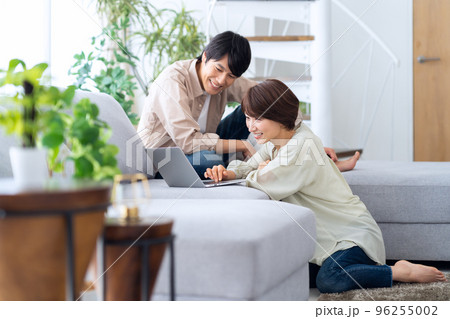 夫婦 カップル 家族 ミドル パソコン ライフスタイル リビング 夫婦 カップル 家族 ミドル パソコン ライフスタイル リビング 96255002