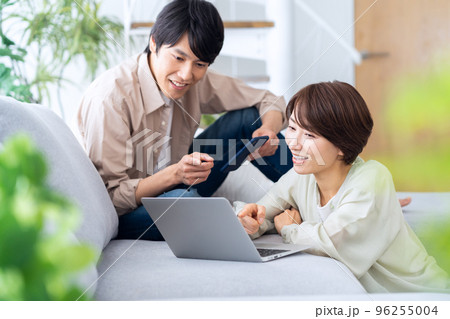 夫婦　カップル　家族　ミドル　パソコン　ライフスタイル　リビング 96255004