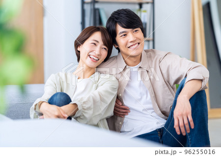 夫婦 カップル 家族 ミドル ライフスタイル リビング 夫婦 カップル 家族 ミドル ライフスタイル リビング 96255016