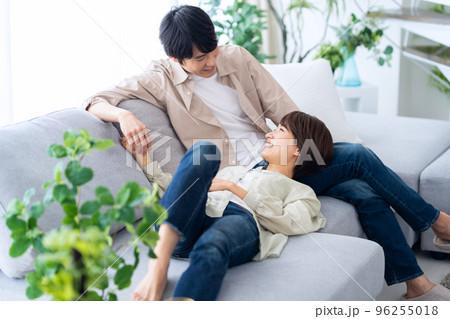 夫婦 カップル 家族 ミドル ライフスタイル リビング 夫婦 カップル 家族 ミドル ライフスタイル リビング 96255018