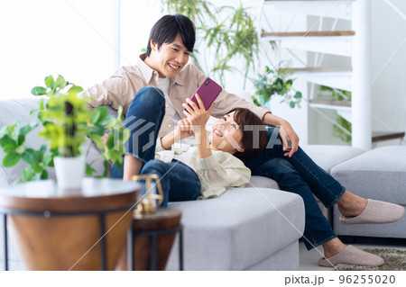 夫婦 カップル 家族 ミドル ライフスタイル リビング 夫婦 カップル 家族 ミドル ライフスタイル リビング 96255020