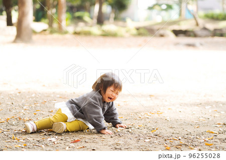 泣いている子ども 96255028